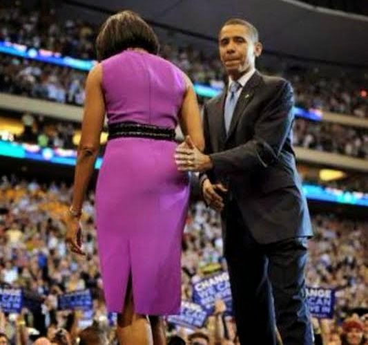 Did President Obama tap his wife's behind in this photo? | Newscableng.com
